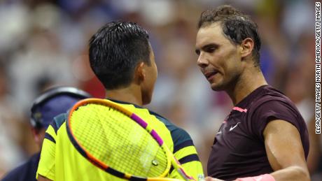 Nadal (derecha) e Hijikata se encuentran en la red después de su partido de primera ronda. 