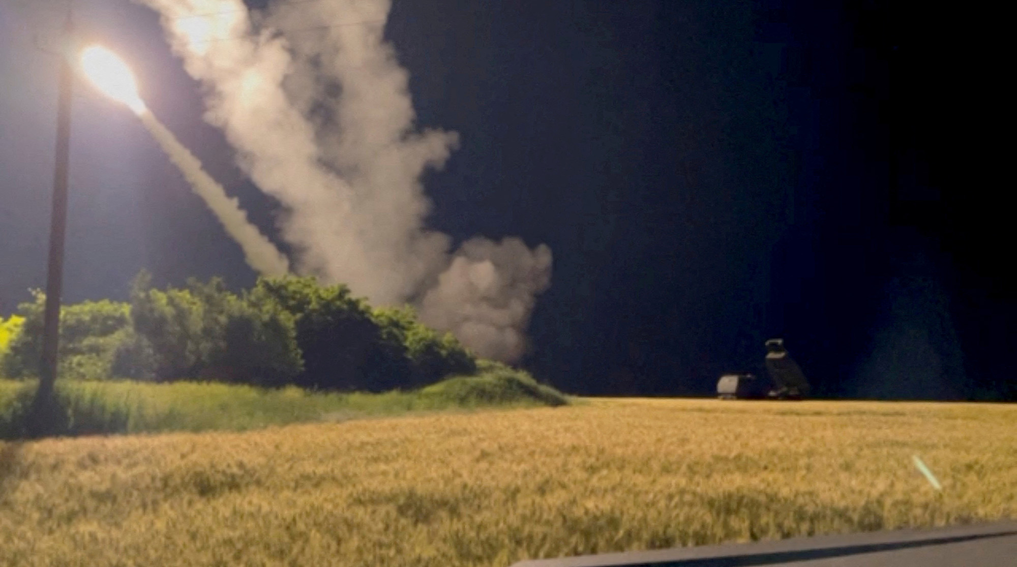 Un sistema de cohetes de artillería de alta movilidad (HIMARS) se dispara en un lugar no revelado en Ucrania en esta imagen fija del 24 de junio.
