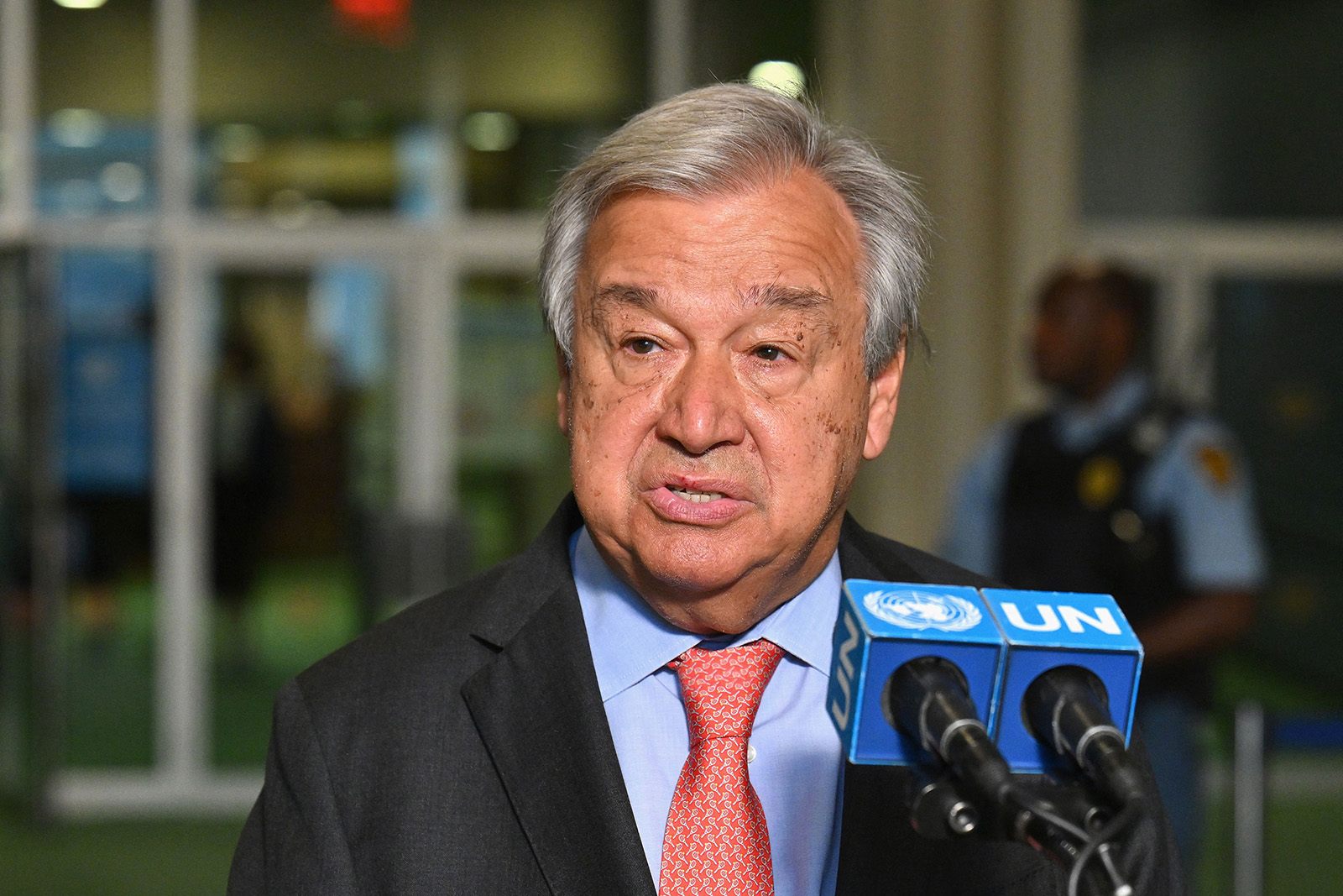 El Secretario General de la ONU, António Guterres, habla con los medios de comunicación antes de la Conferencia de Revisión de las Partes del Tratado sobre la No Proliferación de Armas Nucleares de 2022 en las Naciones Unidas en la ciudad de Nueva York el 1 de agosto.