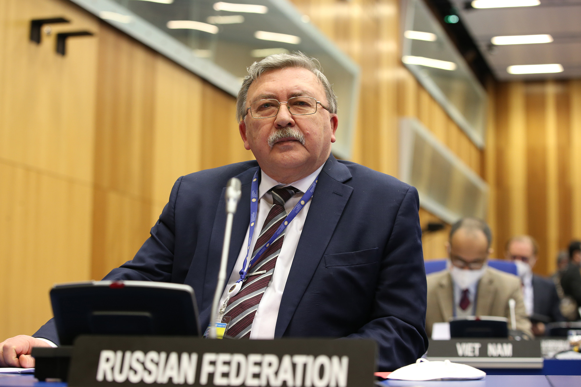 El gobernador de Rusia ante el Organismo Internacional de Energía Atómica (OIEA), Mikhail Ulyanov, asiste a la reunión de la Junta de Gobernadores del OIEA en la sede del OIEA en Viena, Austria, el 7 de marzo.
