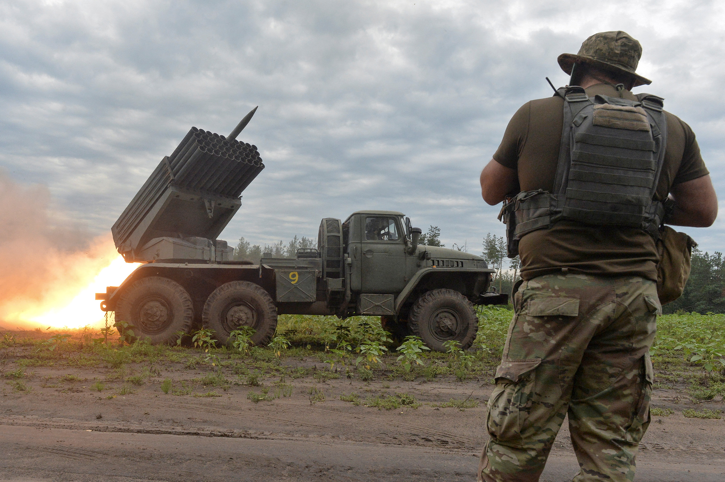 Militares ucranianos disparan con un sistema de cohetes de lanzamiento múltiple BM21 Grad en la línea del frente en la región de Kharkiv, Ucrania, el 2 de agosto.