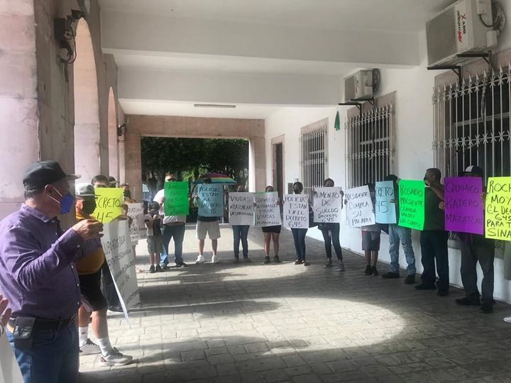 Bloquean calles y protestan en el palacio municipal viudas y policías jubilados Bloquean calles y protestan en el palacio municipal viudas y policías jubilados
