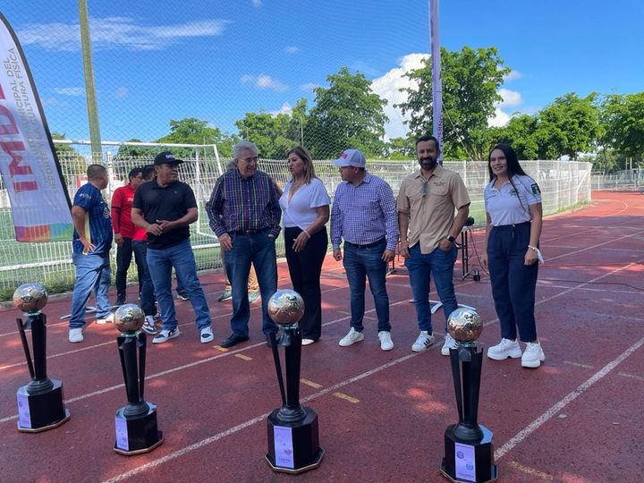 Gobernador Rocha premia a campeonas femeniles de futbol Gobernador Rocha premia a campeonas femeniles de futbol