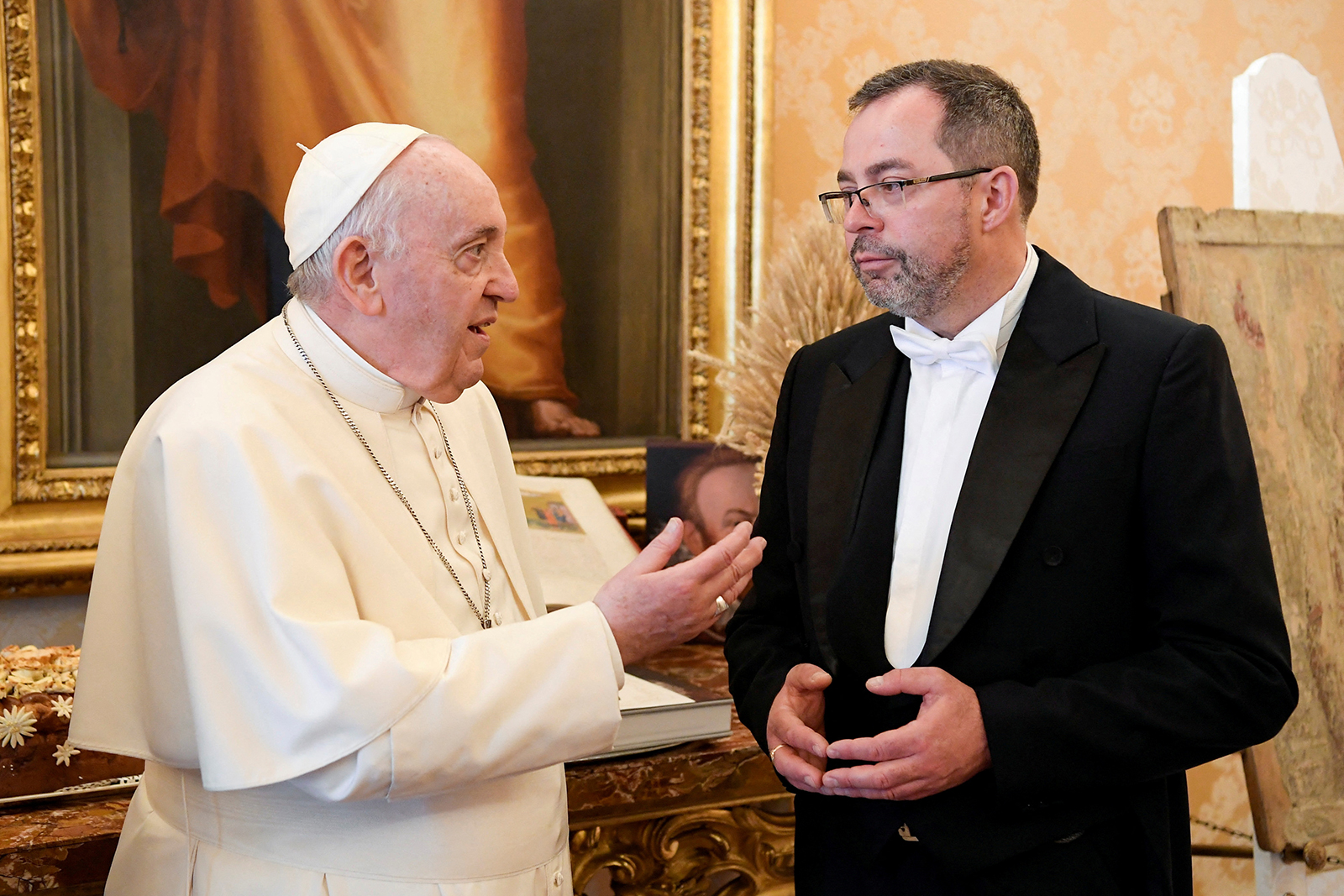 El Papa Francisco se reúne con el embajador de Ucrania en el Vaticano, Andriy Yurash, durante una audiencia privada en el Vaticano el 7 de abril.