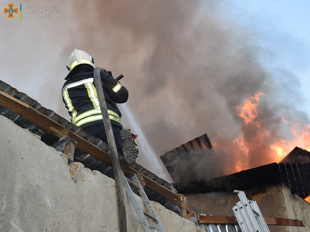 Un bombero trabaja para sofocar un incendio en un edificio en Mykolaiv, Ucrania, en esta foto del folleto publicada el 31 de julio. 