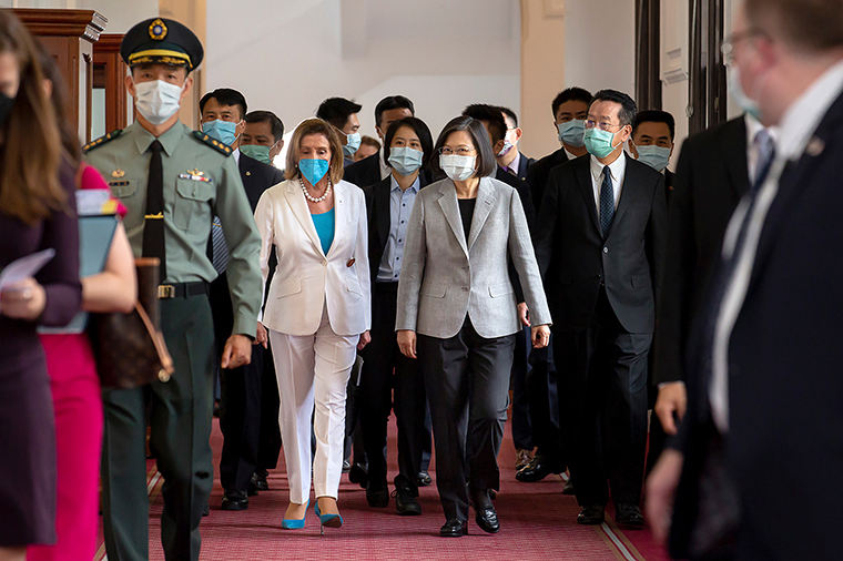 La presidenta de la Cámara de Representantes de EE. UU., Nancy Pelosi, centro izquierda, y la presidenta de Taiwán, Tsai Ing-wen, llegan para una reunión en Taipei, Taiwán, el miércoles 3 de agosto.