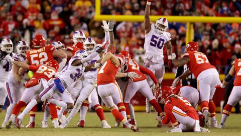 Harrison Butker patea el gol de campo que empató el juego para los Kansas City Chiefs contra los Buffalo Bills al final del último cuarto para enviarlo a tiempo extra en el juego Divisional de la AFC en el Arrowhead Stadium el 23 de enero.