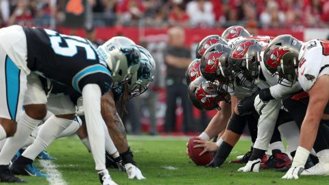 La línea de golpeo de los Tampa Bay Buccaneers contra los Carolina Panthers durante la primera mitad en el Estadio Raymond James el 9 de enero.