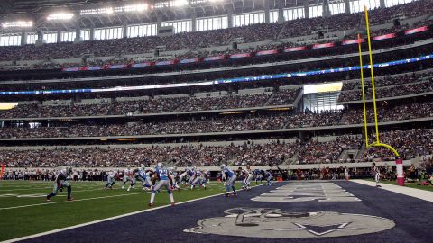 Luego, el QB de Dallas, Tony Romo, lidera a los Cowboys en la zona roja contra los Detroit Lions el 2 de octubre de 2011 en Arlington, Texas.