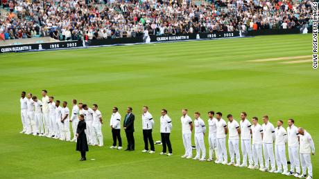 Los jugadores y los espectadores observan un minuto de silencio, mientras los paneles LED alrededor del estadio rinden homenaje a Su Majestad la Reina Isabel II.