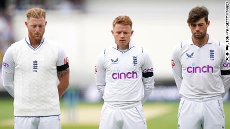Los jugadores de Inglaterra Ben Stokes (izquierda), Ollie Pope (centro) y Ben Foakes guardan un minuto de silencio tras la muerte de la reina Isabel II el jueves.