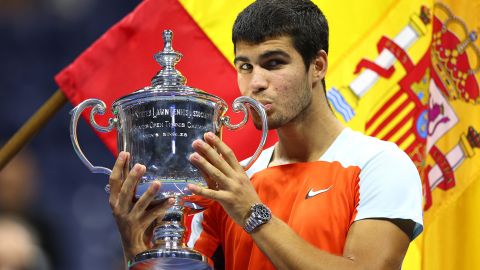 Carlos Alcaraz celebra con el trofeo del US Open tras derrotar a Casper Ruud en la final el 11 de septiembre.