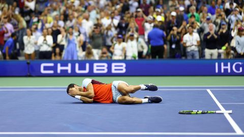 Carlos Alcaraz reacciona después de derrotar a Casper Ruud durante su partido final individual masculino del US Open 2022 el 11 de septiembre de 2022.