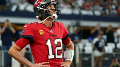 Brady mira durante los calentamientos previos al partido contra los Dallas Cowboys.