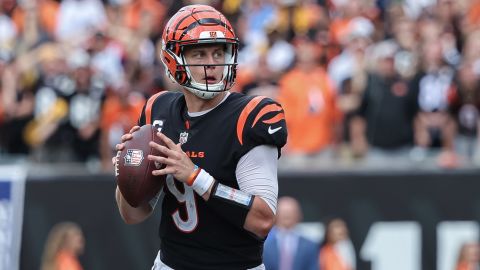 Joe Burrow retrocede para pasar durante el juego contra los Pittsburgh Steelers.