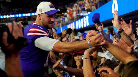 Josh Allen fotografiado con fans.