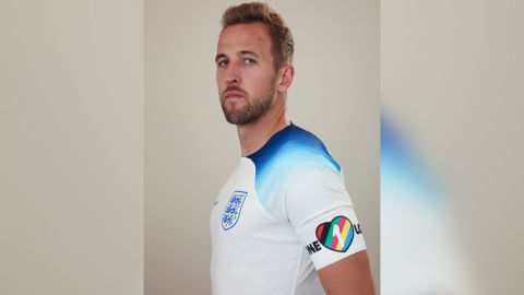 El capitán de Inglaterra, Harry Kane, con el brazalete OneLove.