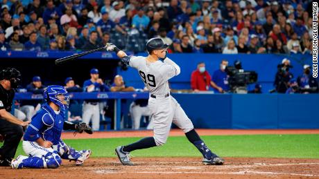 Aaron Judge conecta un doble RBI contra los Toronto Blue Jays en el Rogers Centre el 3 de mayo en Canadá.