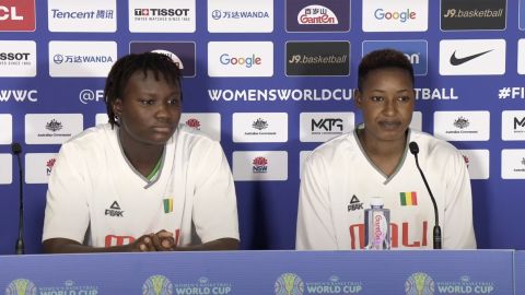 Las basquetbolistas de Mali Kamite Elisabeth Dabou (izquierda) y Salimatou Kourouma se disculparon por pelear en la zona mixta en la Copa Mundial Femenina.