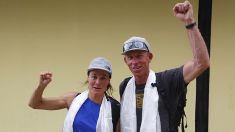 Hilaree Nelson y su socio James Morrison levantan el puño después de que la pareja llegara a Katmandú en octubre de 2018 después de esquiar con éxito desde la cima del cuarto pico más alto del mundo, el monte Lhotse.
