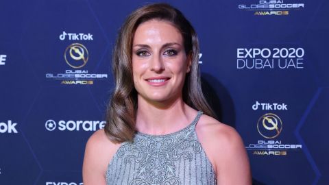 La mediocampista española del Barcelona Alexia Putellas posa para las fotos antes de los Globe Soccer Awards 2021 en el Burj Khalifa en Dubai.