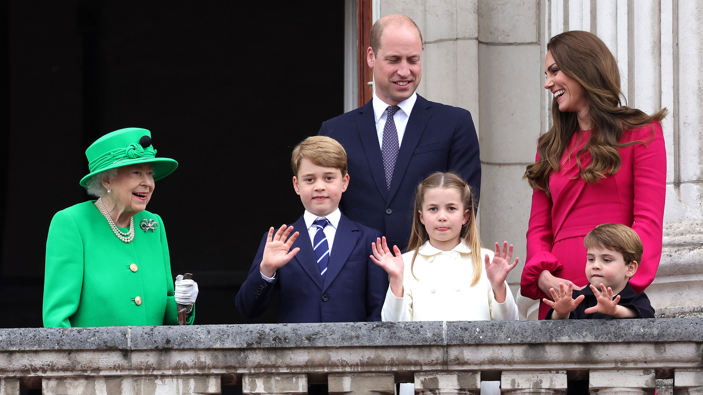 En esta foto de junio, la reina Isabel II se une al príncipe Guillermo; su esposa, Catalina; y sus tres hijos, George, Charlotte y Louis, en el balcón del Palacio de Buckingham.