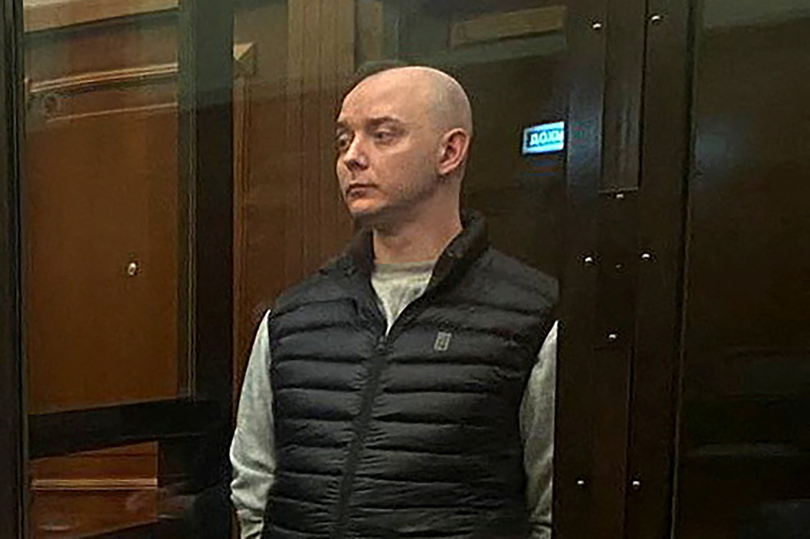 Ivan Safronov, un ex periodista y asesor del jefe de la agencia espacial rusa Roscosmos acusado de traición al estado, se encuentra dentro de la jaula de los acusados mientras asiste a una audiencia en la corte en Moscú, Rusia, el 5 de septiembre.