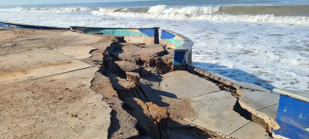 Colapsa malecón en playa Ceuta por fuerte oleaje Colapsa malecón en playa Ceuta por fuerte oleaje