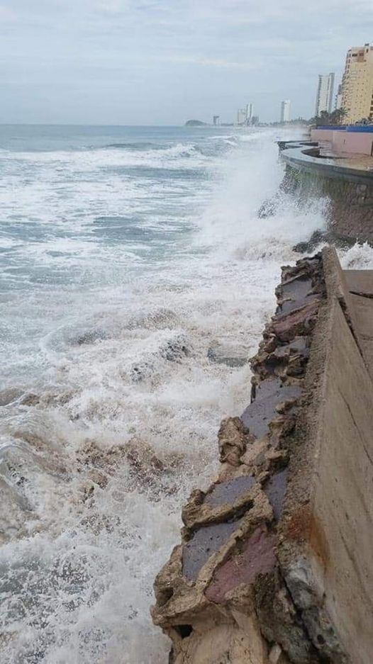 PREVALECE OLEAJE ELEVADO EN PLAYAS DE MAZATLÁN; HAY RESTRICCIONES EN ALGUNAS ZON PREVALECE OLEAJE ELEVADO EN PLAYAS DE MAZATLÁN; HAY RESTRICCIONES EN ALGUNAS ZON