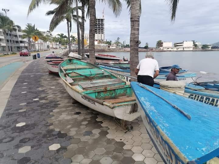 Pescadores de Playa Norte suben lanchas al malecón por huracán “Kay” Pescadores de Playa Norte suben lanchas al malecón por huracán “Kay”