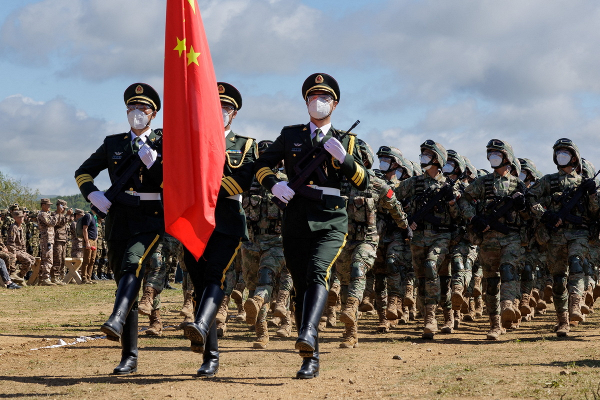 Miembros del servicio chino en la ceremonia de apertura de ejercicios militares conjuntos en la región de Primorsky, en el lejano oriente de Rusia, el 31 de agosto.