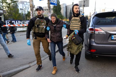 Una mujer es rescatada cuando la capital de Ucrania es sacudida por explosiones durante un ataque con drones en la madrugada del lunes en Kyiv, Ucrania.