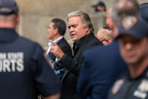 Steve Bannon habla con los medios el 8 de septiembre cuando se declaró inocente de los cargos del estado de Nueva York de lavado de dinero, conspiración y fraude relacionados con un presunto esquema en línea para recaudar dinero para la construcción de un muro a lo largo de la frontera sur de EE. UU.