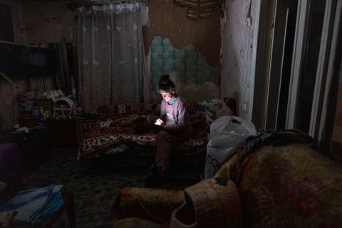 Tetyana Safonova mira su teléfono móvil durante un corte de energía el 20 de octubre en Borodyanka, Ucrania.