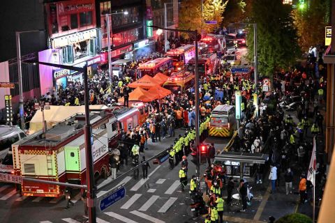 Equipos de rescate vistos en el distrito de vida nocturna de Itaewon en Seúl el sábado por la noche.