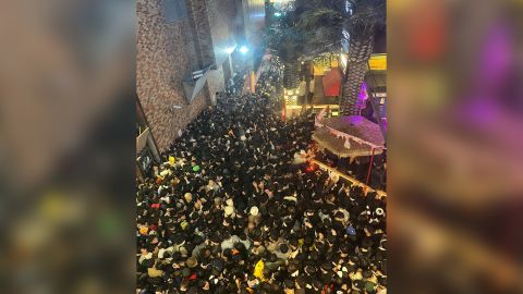 Una calle en el distrito de Itaewon llena de gente en Seúl el sábado por la noche.