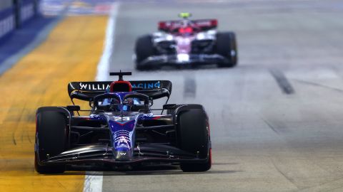 Albon conduciendo durante la práctica antes del Gran Premio de Singapur.