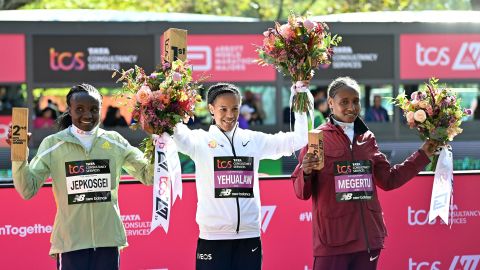 (LR) La subcampeona Joyciline Jepkosgei de Kenia, la ganadora Yalemzerf Yehualaw de Etiopía, el tercer lugar, Alemu Megertu de Etiopía, celebran en la línea de meta.