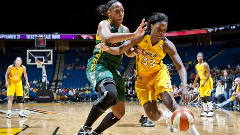 Jackson (derecha) durante sus días en Tulsa Shock, conduciendo hacia la canasta contra Le'Coe Willingham de Seattle Storm el 21 de junio de 2011 en el BOK Center en Oklahoma.