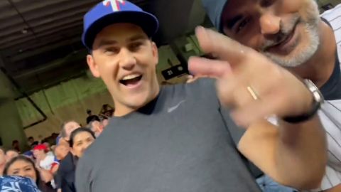 Cory Youmans celebra atrapar el jonrón 62 de Aaron Judge esta temporada.
