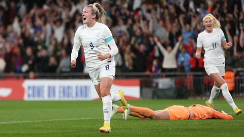 Lauren Hemp celebra marcar el primer gol de su equipo.