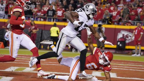 Adams anota un touchdown contra los Chiefs.