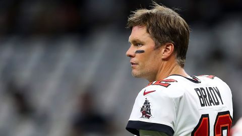Brady se quita el casco y mira hacia el costado durante el partido Tampa Bay Buccaneers vs. New Orleans Saints el 18 de septiembre de 2022.