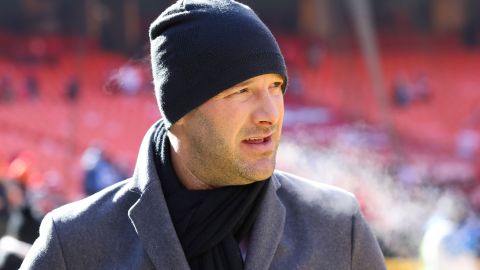 El locutor de CBS, Tony Romo, observa antes del juego de campeonato de la AFC entre los Tennessee Titans y los Kansas City Chiefs el 19 de enero de 2020 en el Arrowhead Stadium en Kansas City.