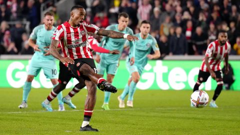 Ivan Toney marca el segundo gol del partido de su equipo desde el punto de penalti.