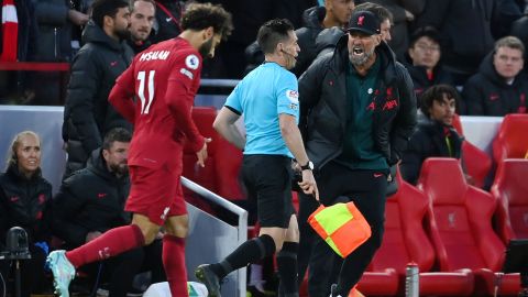 Klopp le grita al juez de línea Gary Beswick durante el partido.