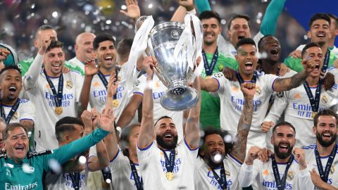 Benzema levanta el trofeo de la UEFA Champions League después de que el Real Madrid venciera al Liverpool en la final la temporada pasada.