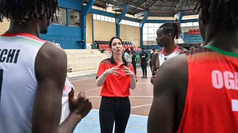 Mills dice que su éxito como entrenadora solo podría haber ocurrido en África, donde ya hay muchas mujeres trabajando en el juego.