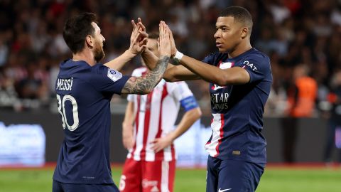 Kylian Mbappé celebra con Lionel Messi.