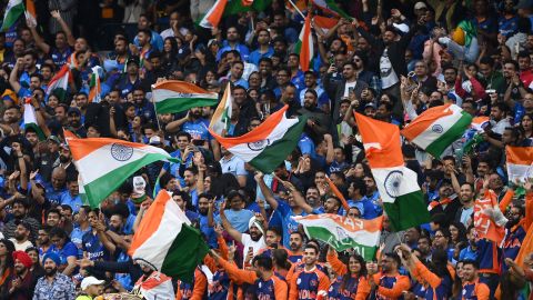 Los fanáticos muestran su apoyo durante el partido de la Copa Mundial ICC Men's T20 entre India y Pakistán en Melbourne Cricket Ground. 